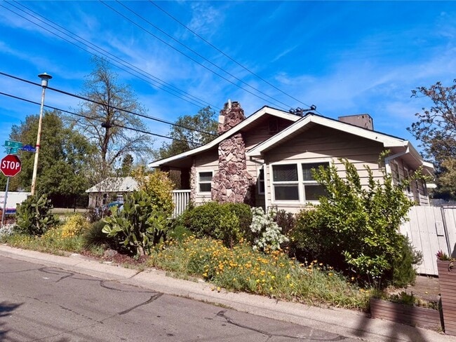 Building Photo - Welcome to this stunning 4-bedroom, 2-bath...