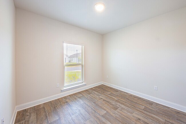 Building Photo - 32667 Revere Dr