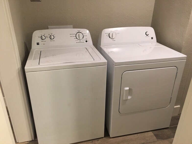 Full size Washer &amp; Dryer - 5050 Enrico Blvd