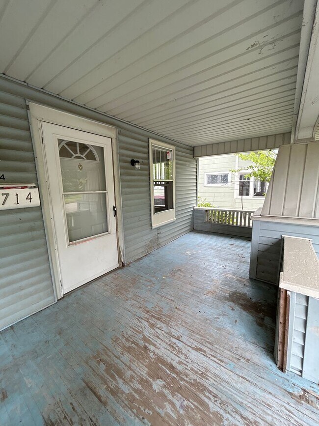 Building Photo - 1714 Roys Ave