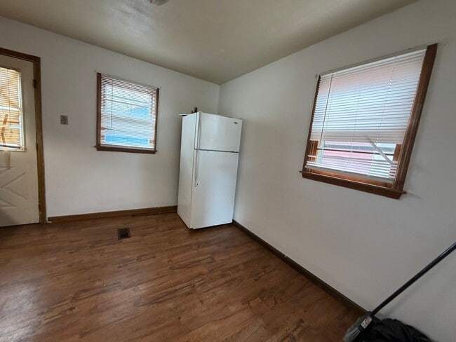 Building Photo - 3 Bed 1 Bath 1100.00