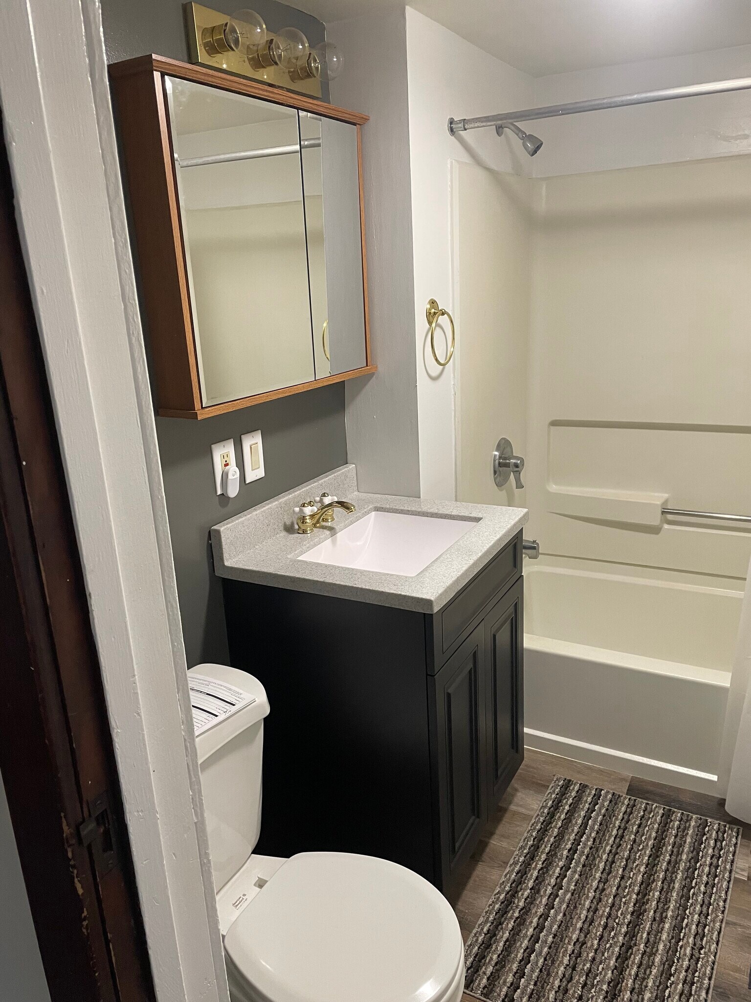 Building Photo - 402 Luster Ave