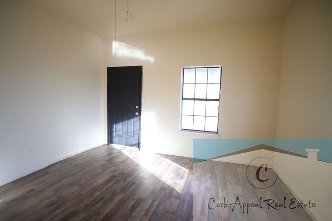 Building Photo - Utilities included plus cable and internet!! Newly renovated 1 bed/1 bath apt - HUD accepted!!