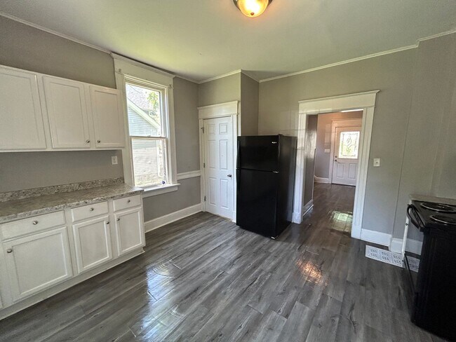 Building Photo - 3 bedroom 1 bath house in Davenport