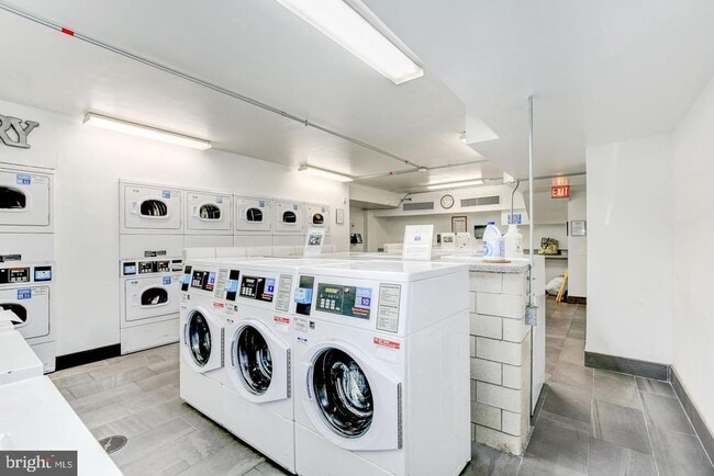 Building Photo - 10201 Grosvenor Pl