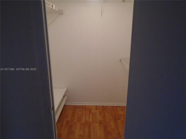 Building Photo - 4174 Inverrary Dr