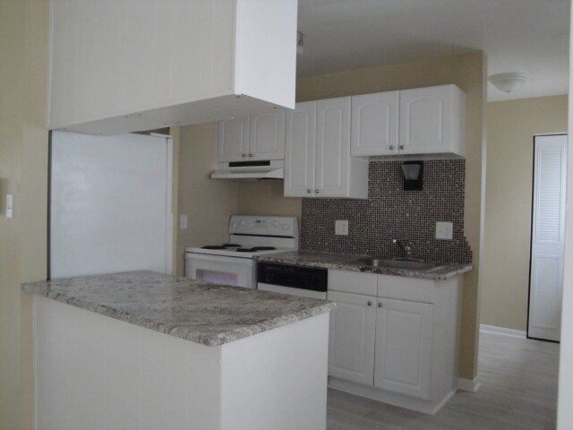 Building Photo - CLOSE TO SHOPPING AND SCHOOLS AVAIL OCTOBE...
