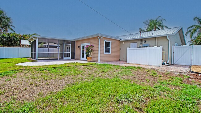 Building Photo - 8804 SE Jardin St