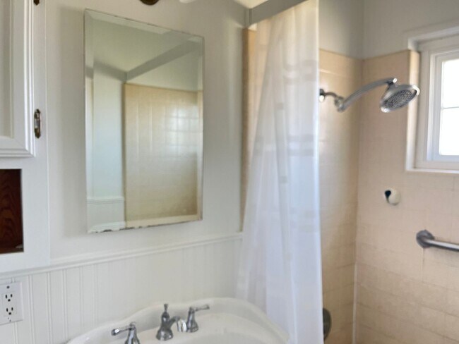 Building Photo - Clean and bright Single level Home - Great central location in SLO neighborhood