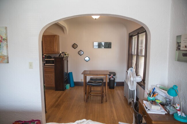 entering diningroom - 3363 S Kinnickinnic Ave