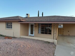 Building Photo - 3 Bedroom 2 Bath Home - Contact Property P...