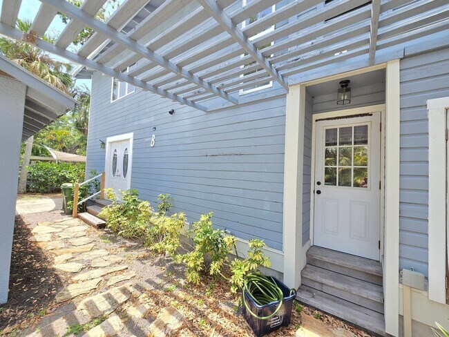 Building Photo - 818 Windsor Dr
