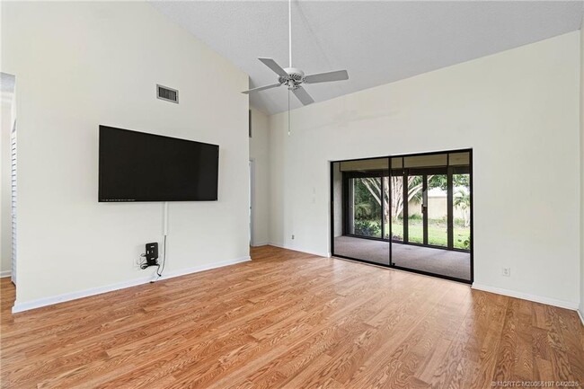 Building Photo - 7711 SE Sugar Sand Cir