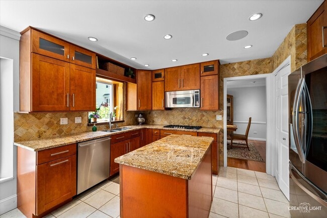 Building Photo - 6382 Twin Oaks Ln