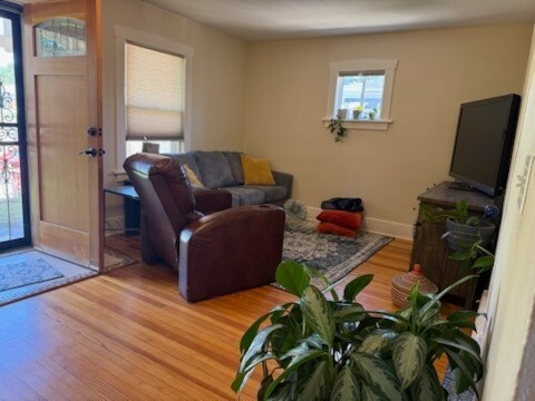 living room - 4970 Wyandot St