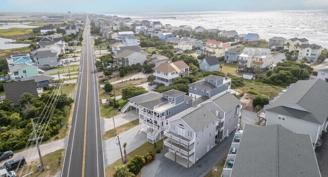 Building Photo - 822 S Topsail Dr