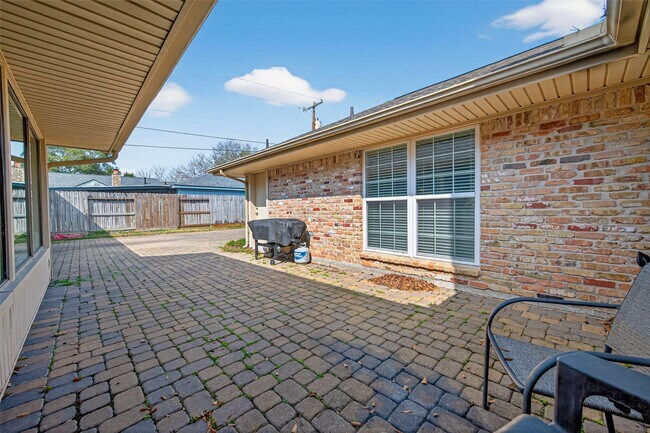 Building Photo - 1910 Claiborne Dr