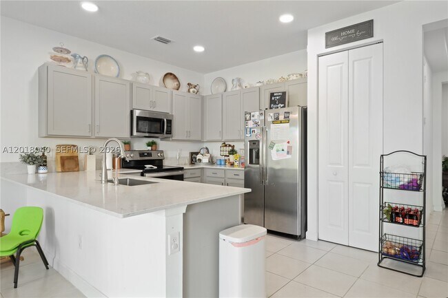 Building Photo - 2014 Sugar Maple Dr