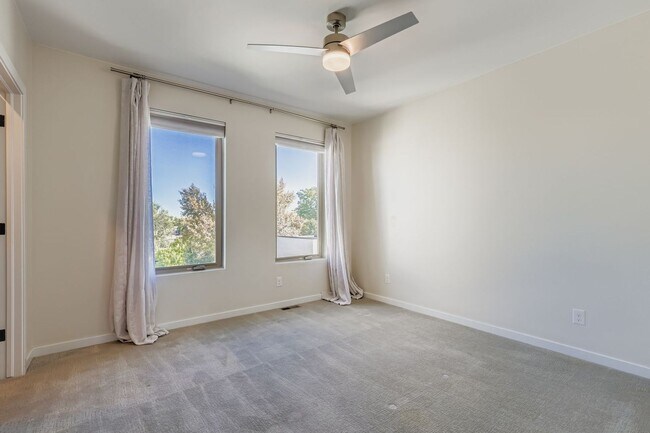 Building Photo - Modern 2bed/2 Bath in the Heart of Denver!