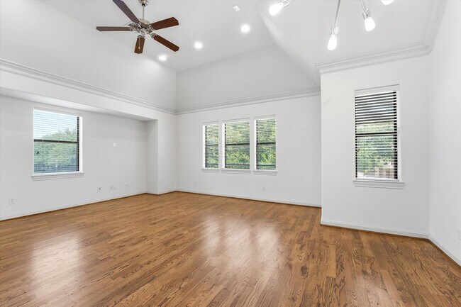 Building Photo - Awesome Two Story town home located in the heart of the city!