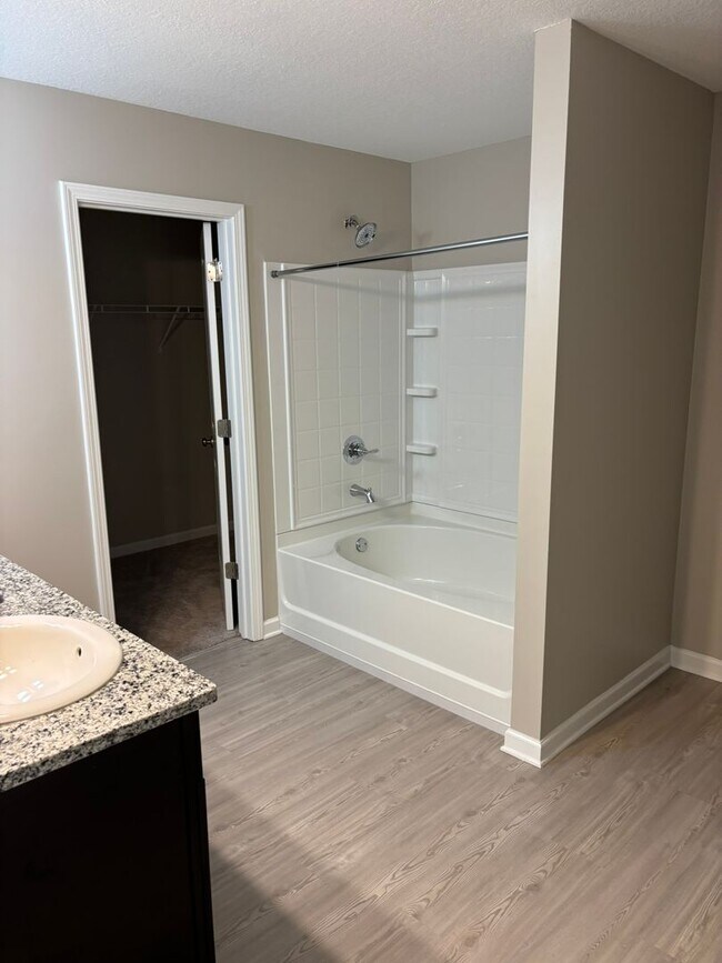 Building Photo - Beautiful home located in a culdesac.