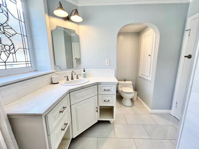 Building Photo - Charming Bixby Knolls Corner Home with Yard, Cabana, & A/C