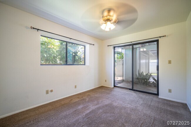 Building Photo - Beautiful and Large 3 bedroom 2.5 bath SFH...