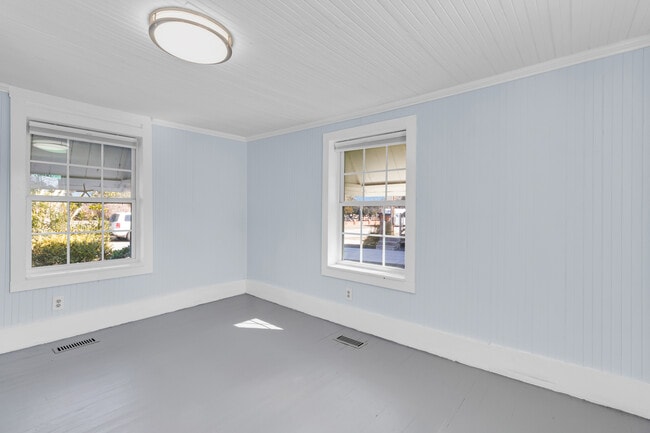 Building Photo - 2107 Bay St