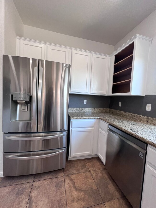 Building Photo - Stunning 4-Bed 3 Car Garage Gated Single S...