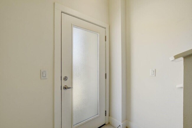 Building Photo - 604 N Bluff Dr