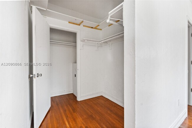 Building Photo - 580 Lee Dr