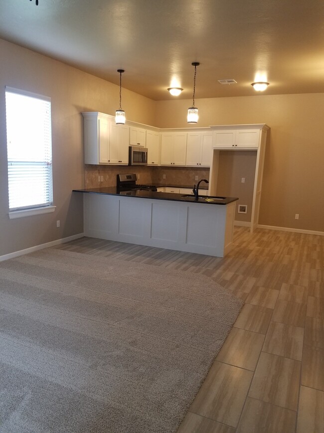 Building Photo - 3 bed 2.5 bath home with view of water