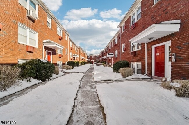 Building Photo - 476 Joralemon St