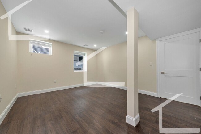 Building Photo - Huge 5 bed in Medford