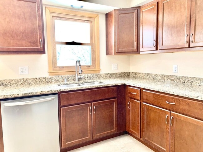 Building Photo - Lovely Mequon Ranch Home