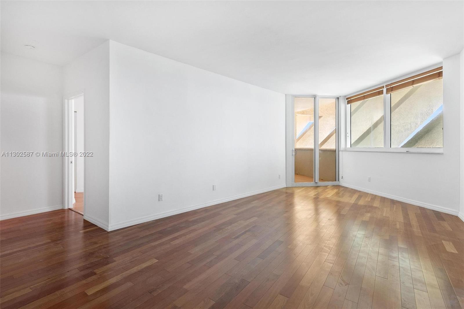 Building Photo - 300 S Pointe Dr