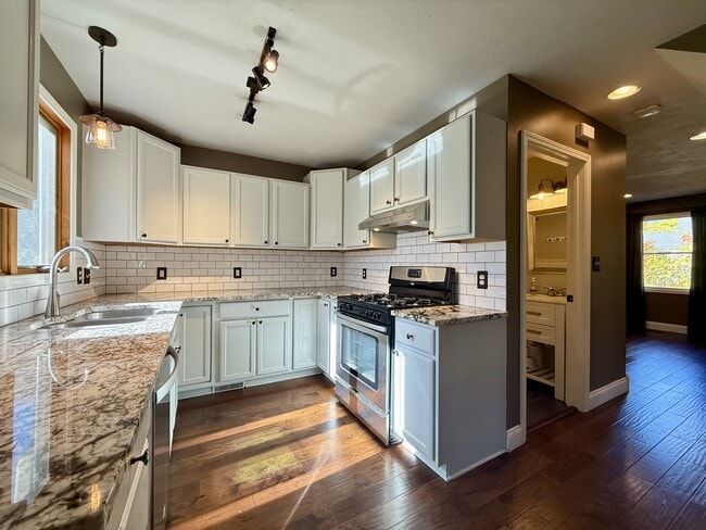 Building Photo - 718 Indianola Ave