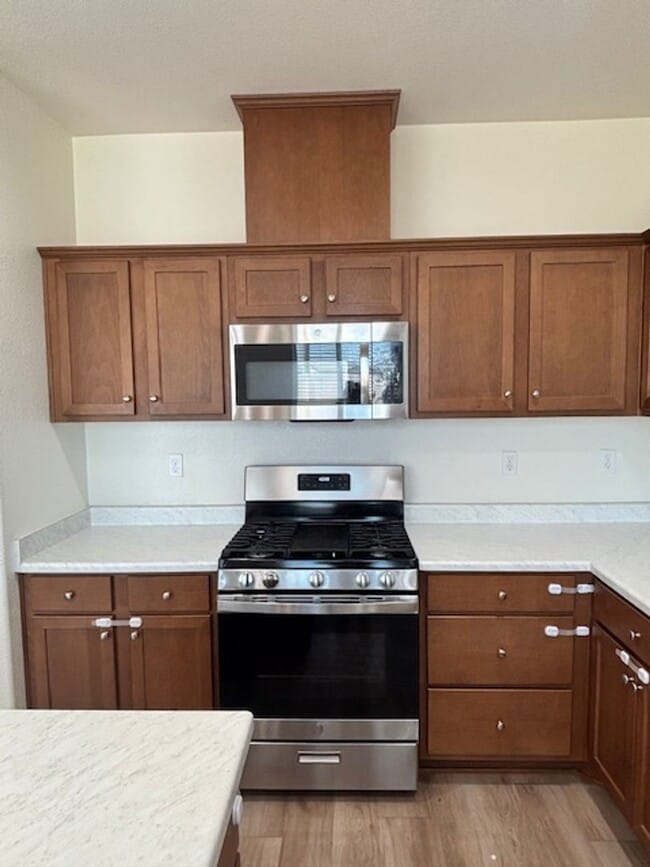 Building Photo - Upscale Living: Stunning 5-Bedroom, 3-Bath...