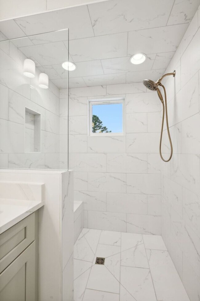 Building Photo - Completely renovated ranch 4BR/4BA ranch h...