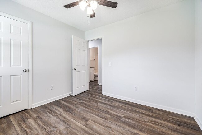 Building Photo - Updated 3BR Home with Fenced Yard in the H...