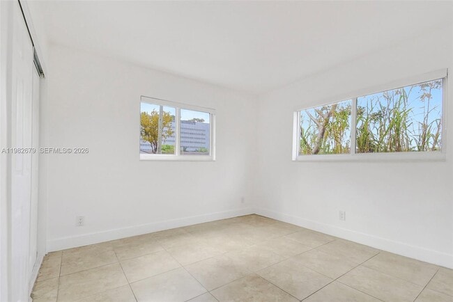 Building Photo - 407 SE 9th Ct