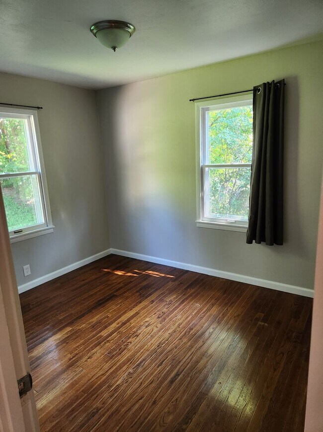 Building Photo - Newly Remodeled 3/1