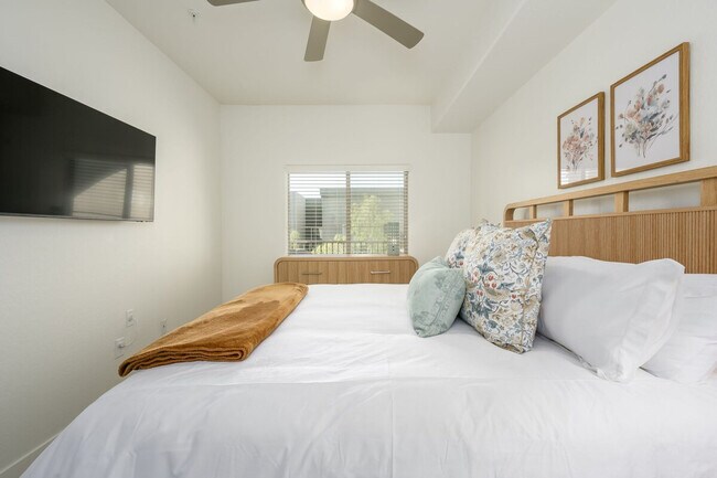 Building Photo - 5450 E Deer Valley Dr