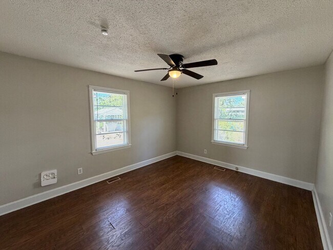 Building Photo - 806 Rodie Ave