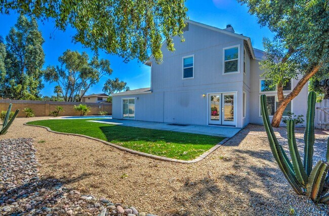 Building Photo - Offering 3 spacious bedrooms, 2.5 baths, l...
