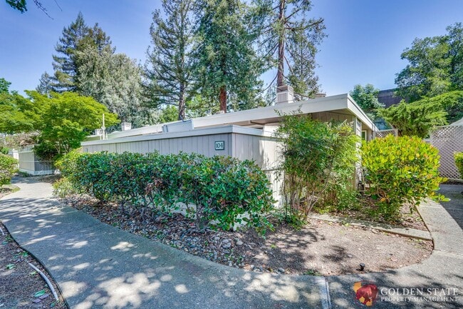 Building Photo - Updated 1 Bedroom Condo with Oversized Private Patio in Prime Mountain View Location