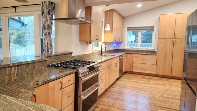 Building Photo - Beautiful Ft Hunt Area Home