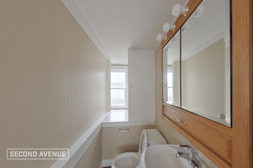 Building Photo - 601 E 4th St