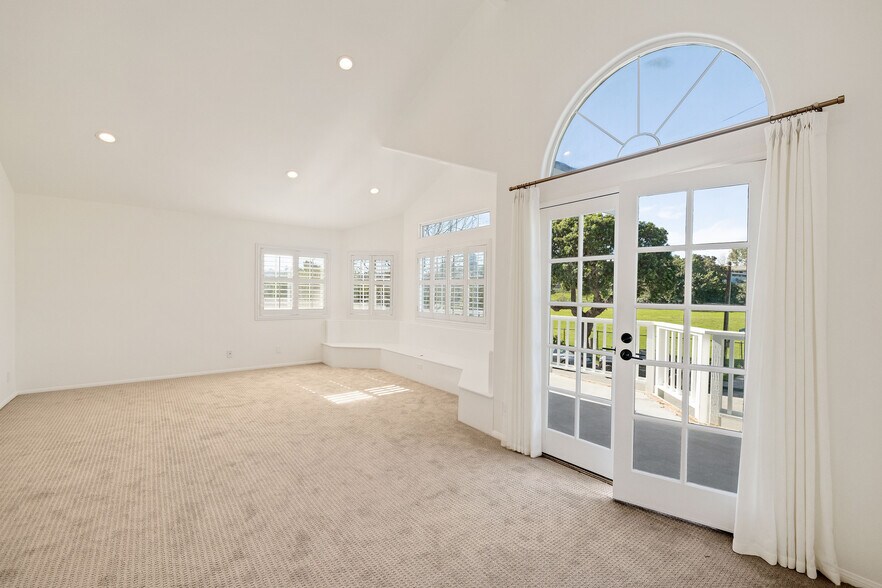 Building Photo - 1504 N Poinsettia Ave