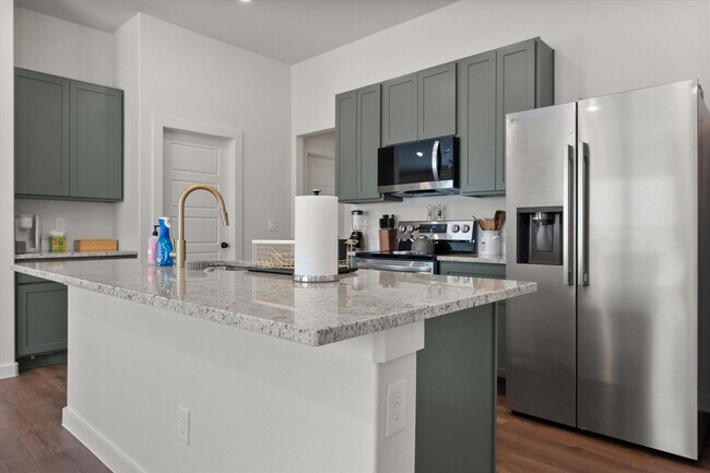 Building Photo - More Space, More Style, Welcome to 2507 Kenwood!